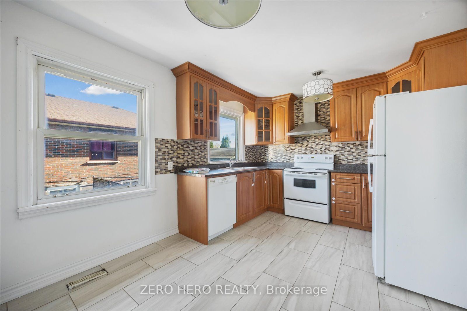 371 Rossland Rd E