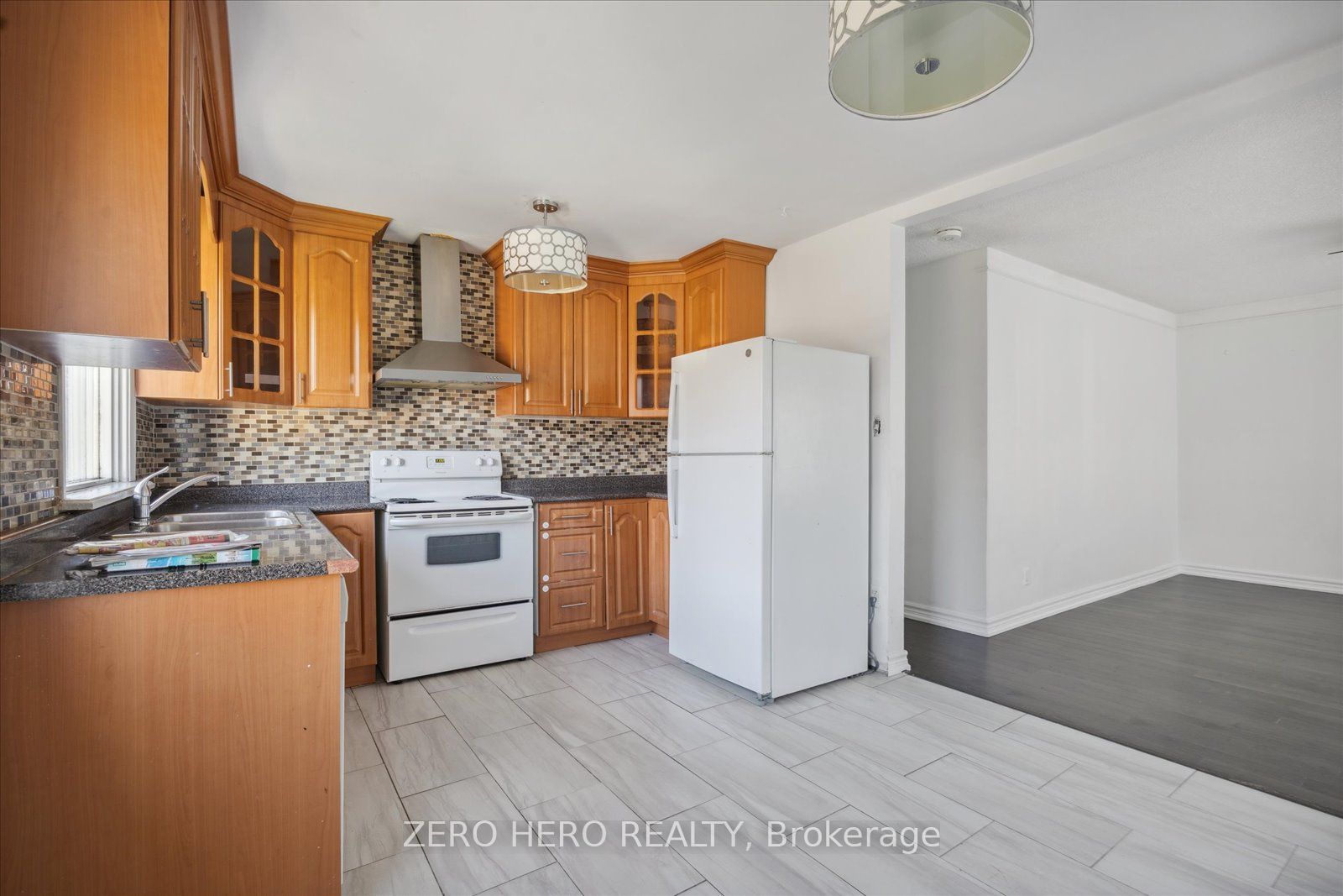 371 Rossland Rd E