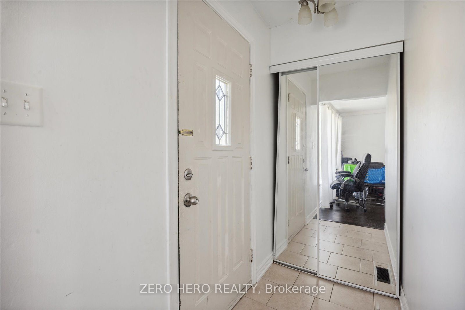 371 Rossland Rd E
