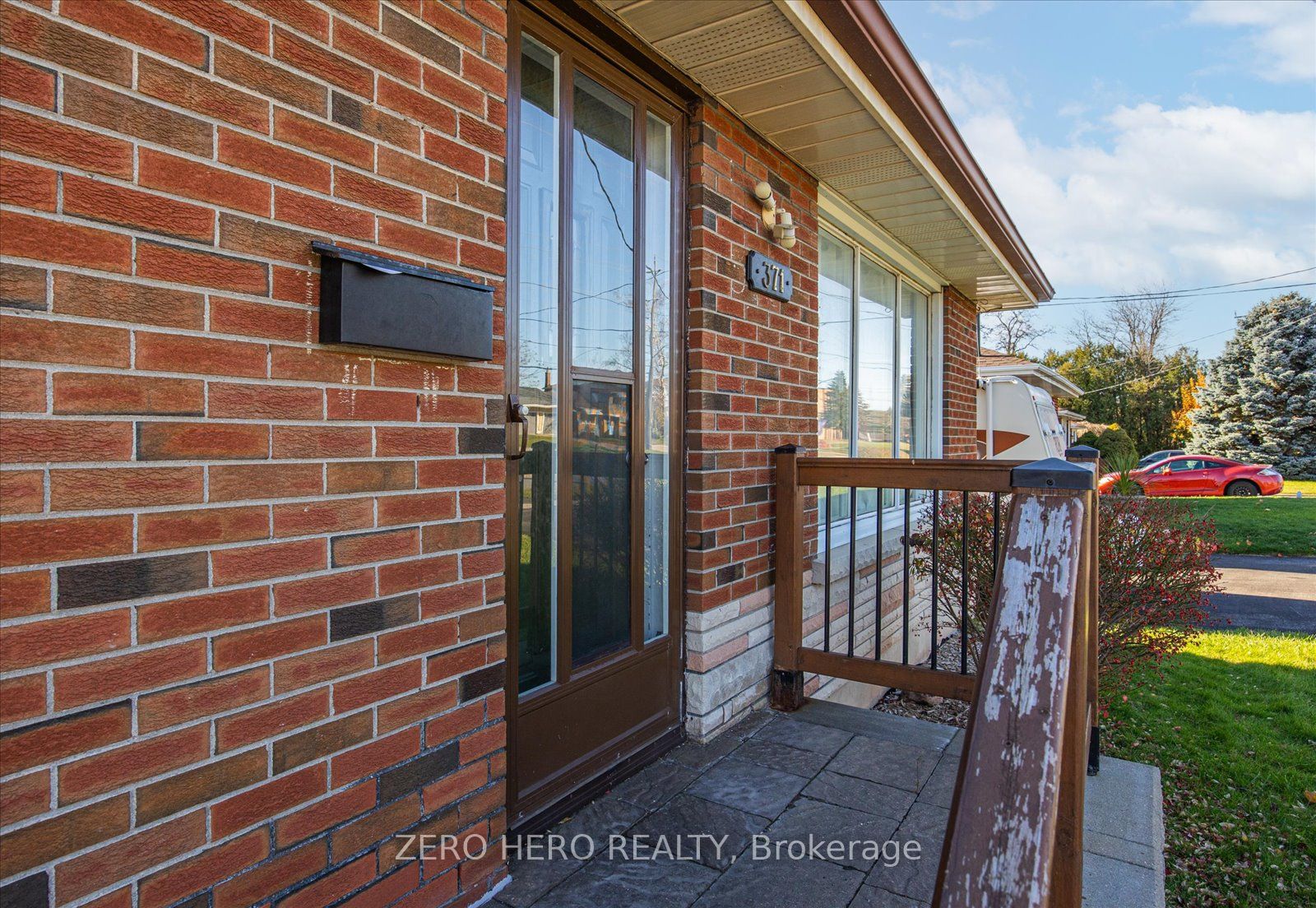 371 Rossland Rd E