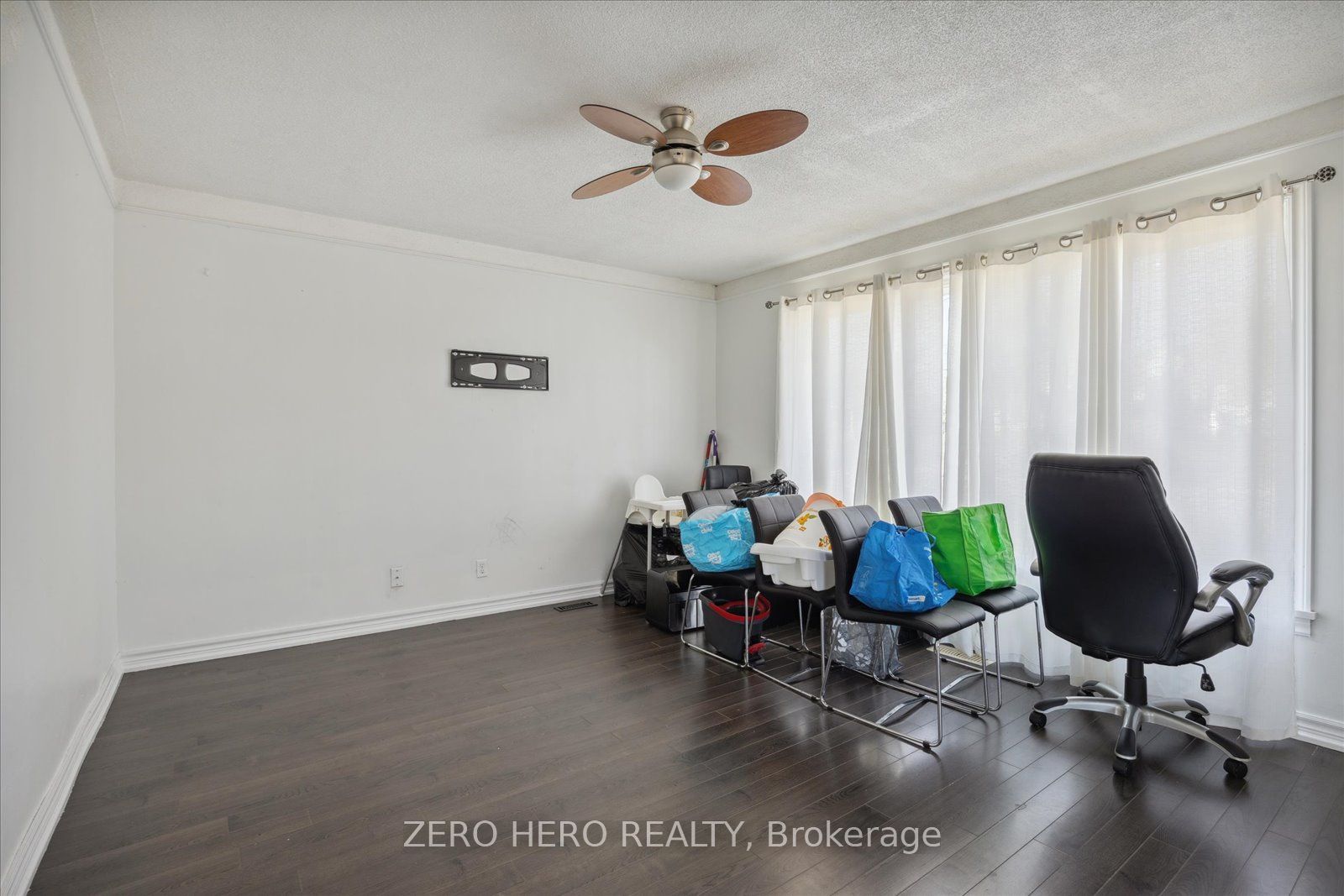371 Rossland Rd E
