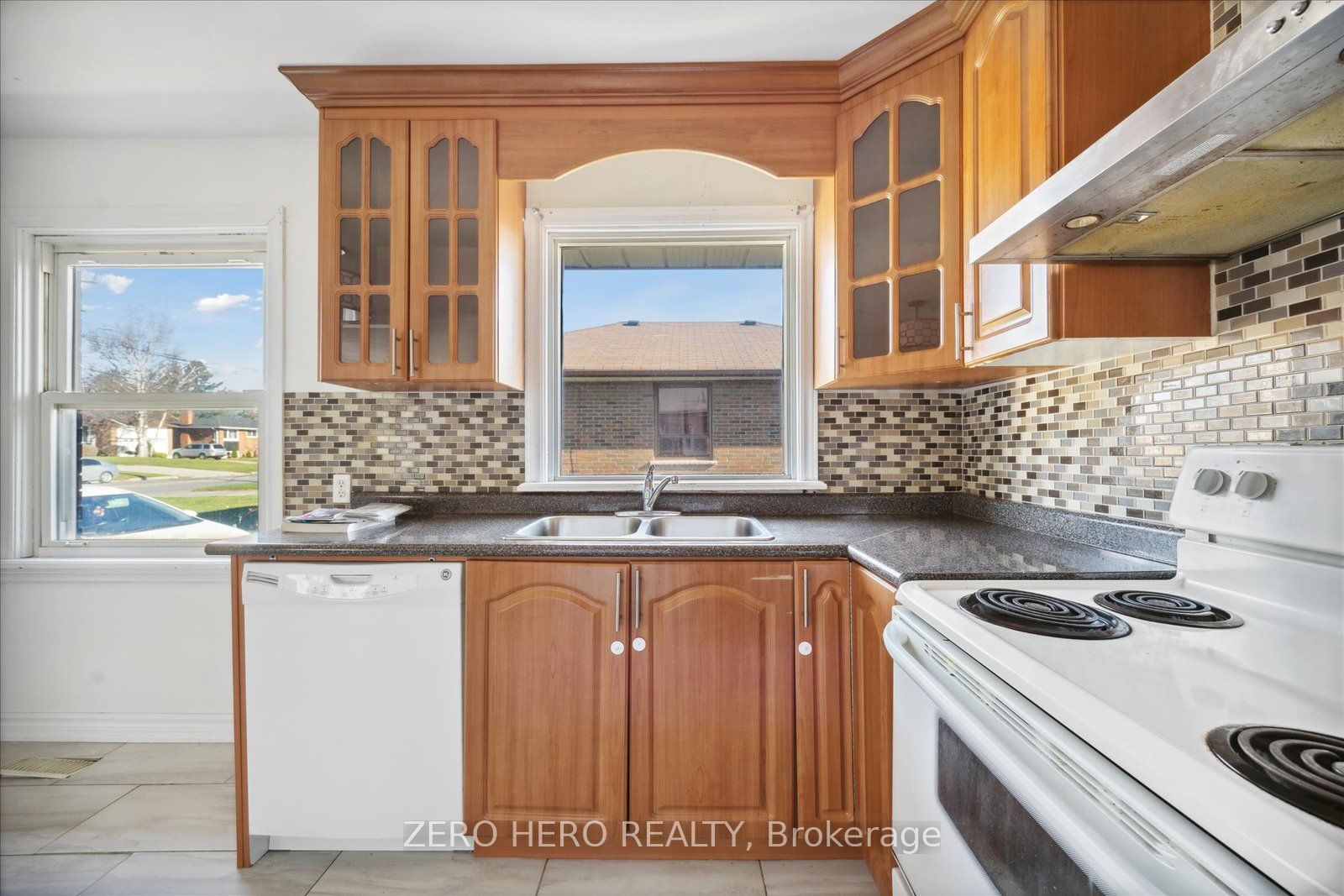 371 Rossland Rd E