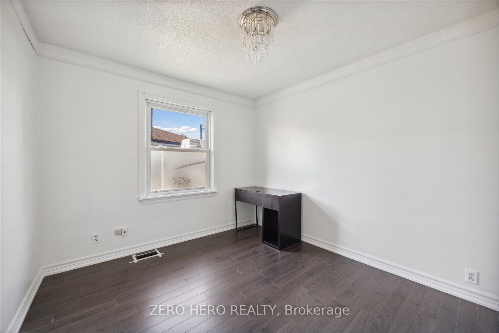 371 Rossland Rd E