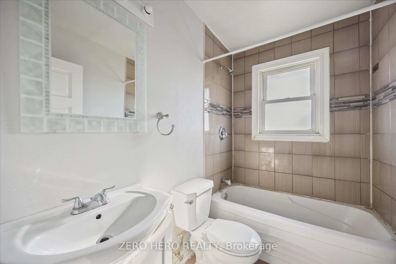 371 Rossland Rd E