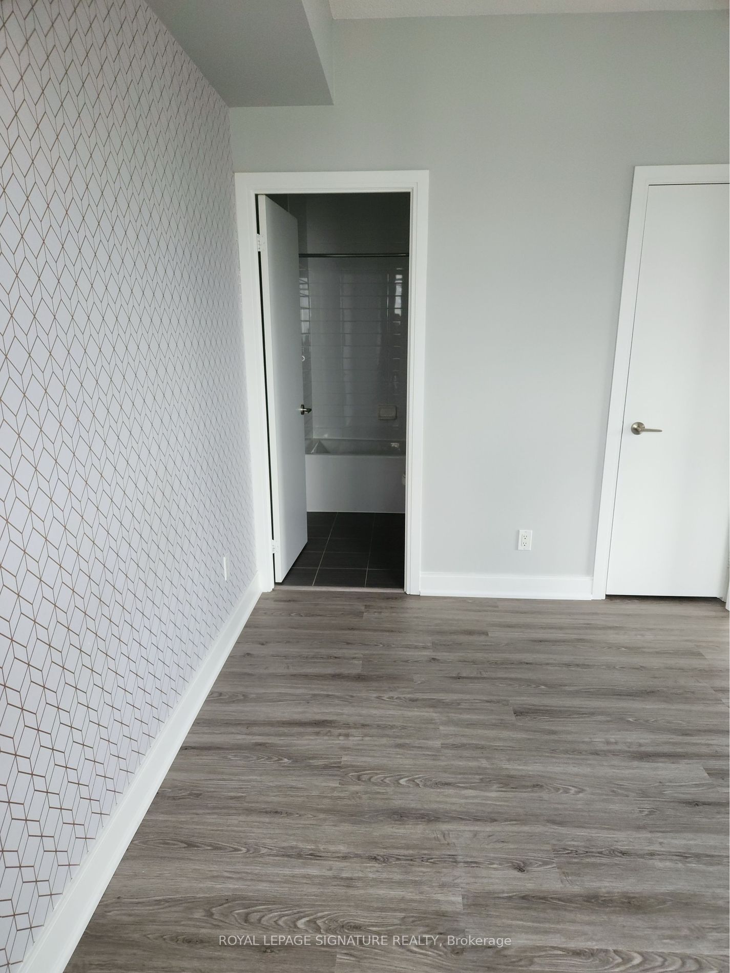 135 Village Green Sq, #623