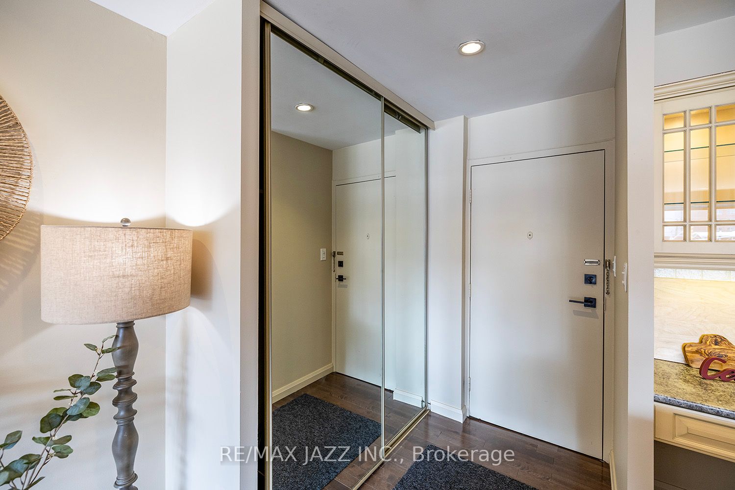 337 Simcoe St N, #201
