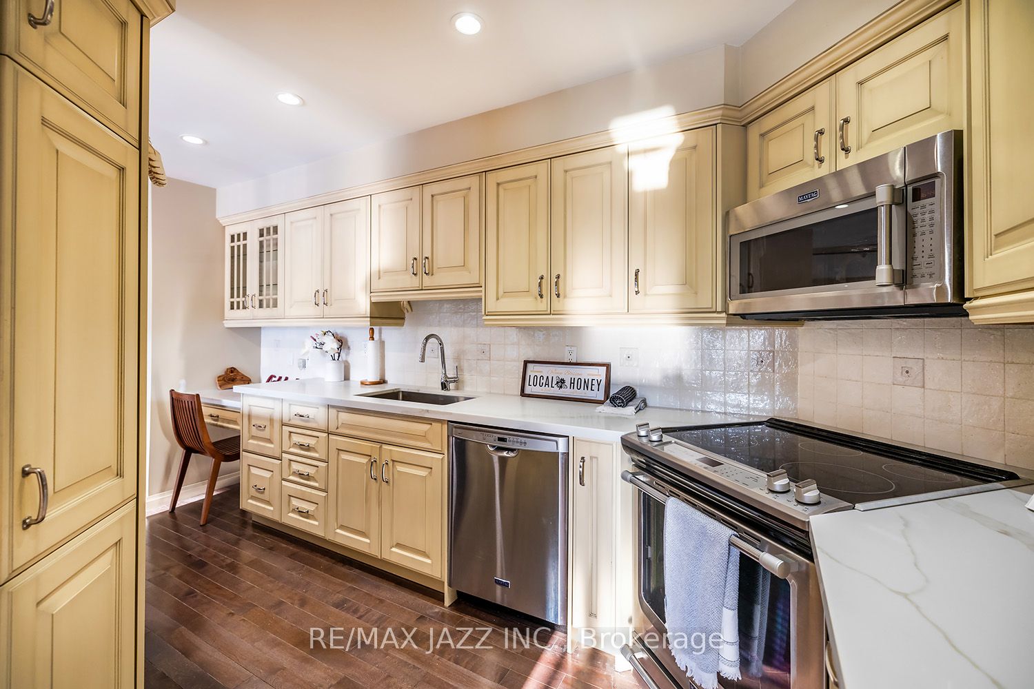 337 Simcoe St N, #201
