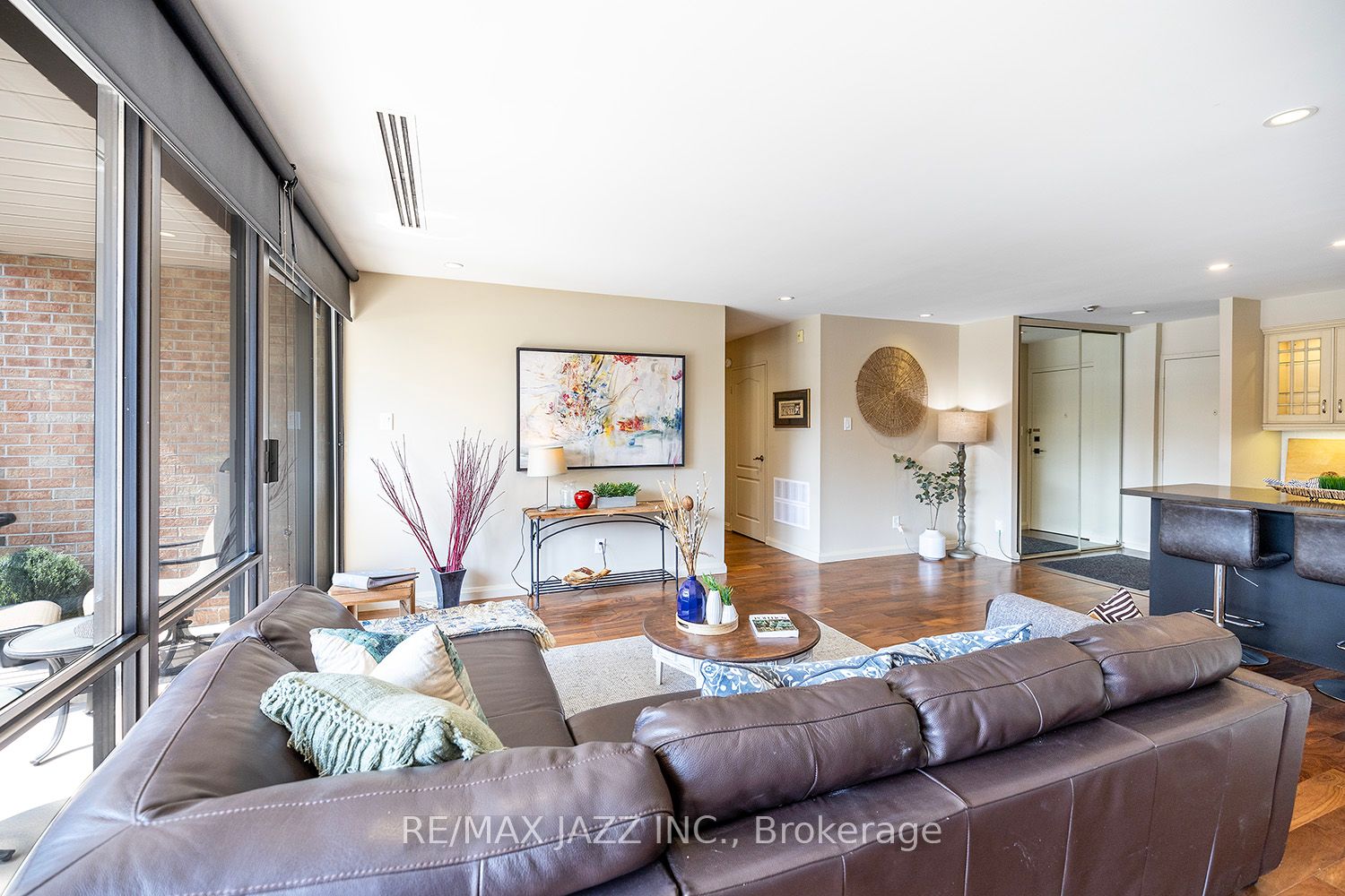 337 Simcoe St N, #201