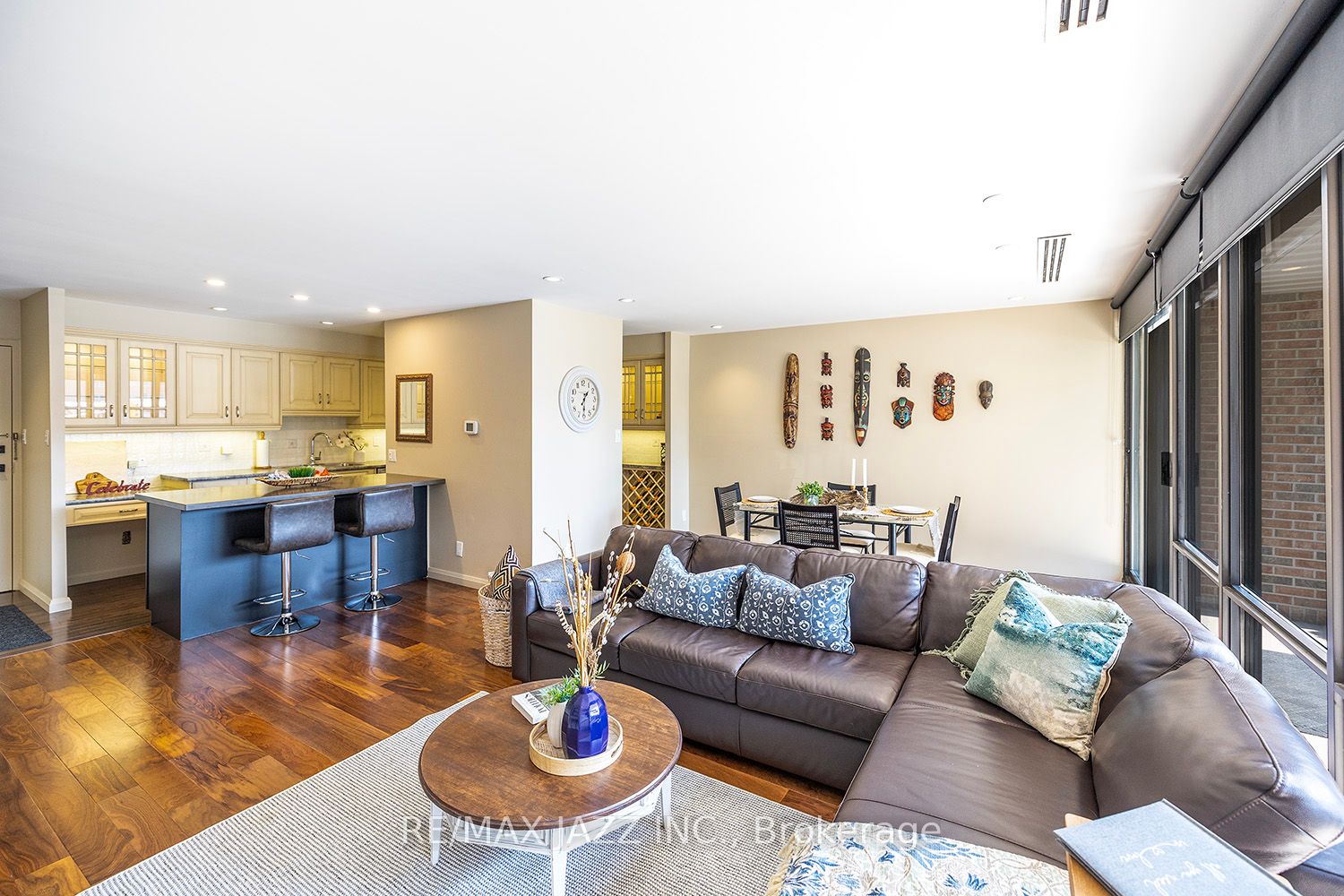 337 Simcoe St N, #201