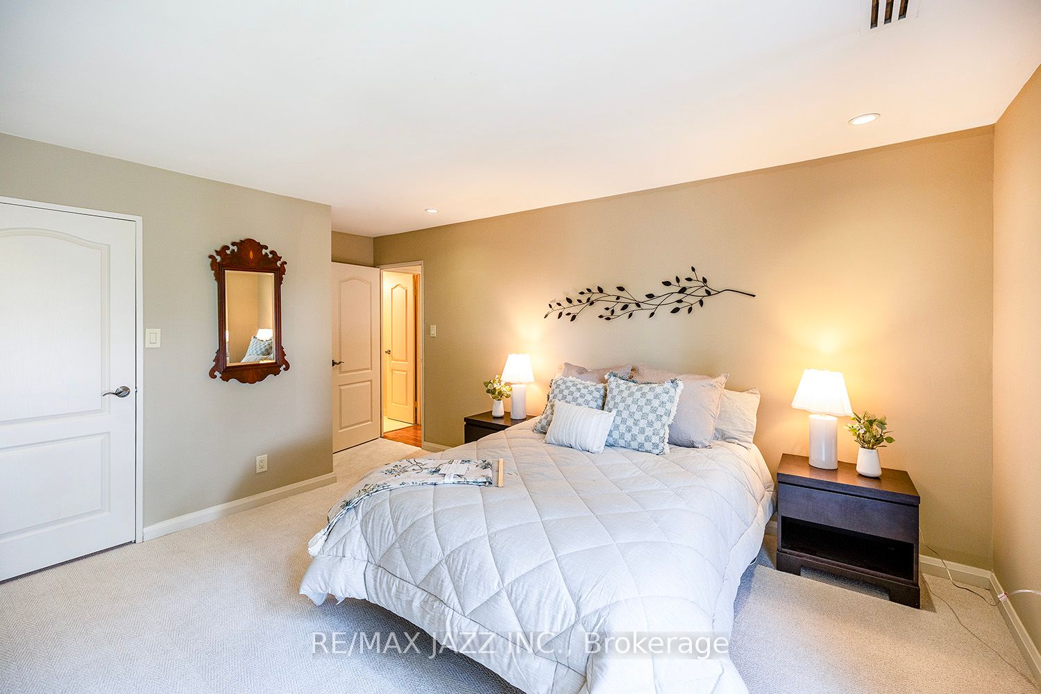 337 Simcoe St N, #201
