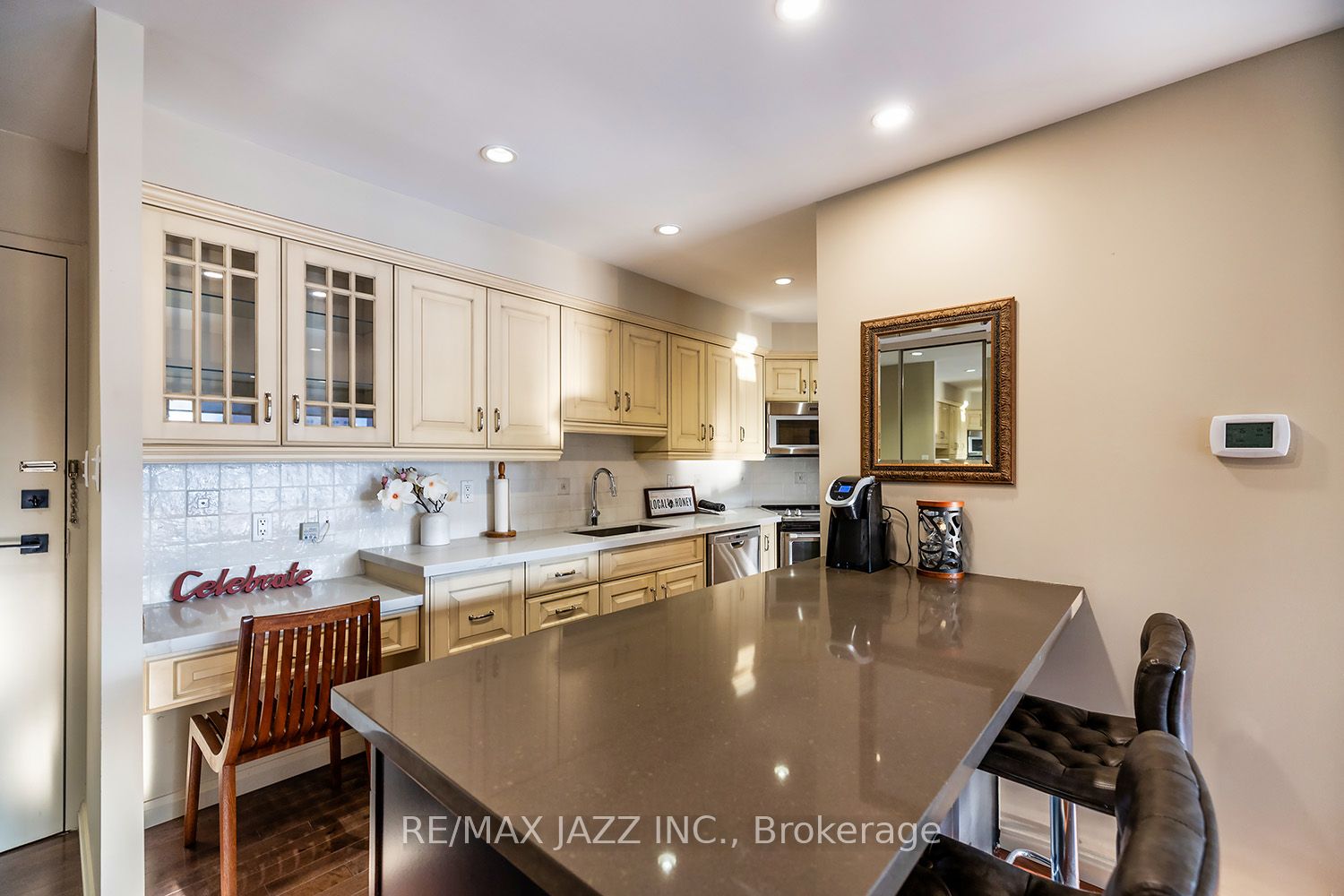 337 Simcoe St N, #201