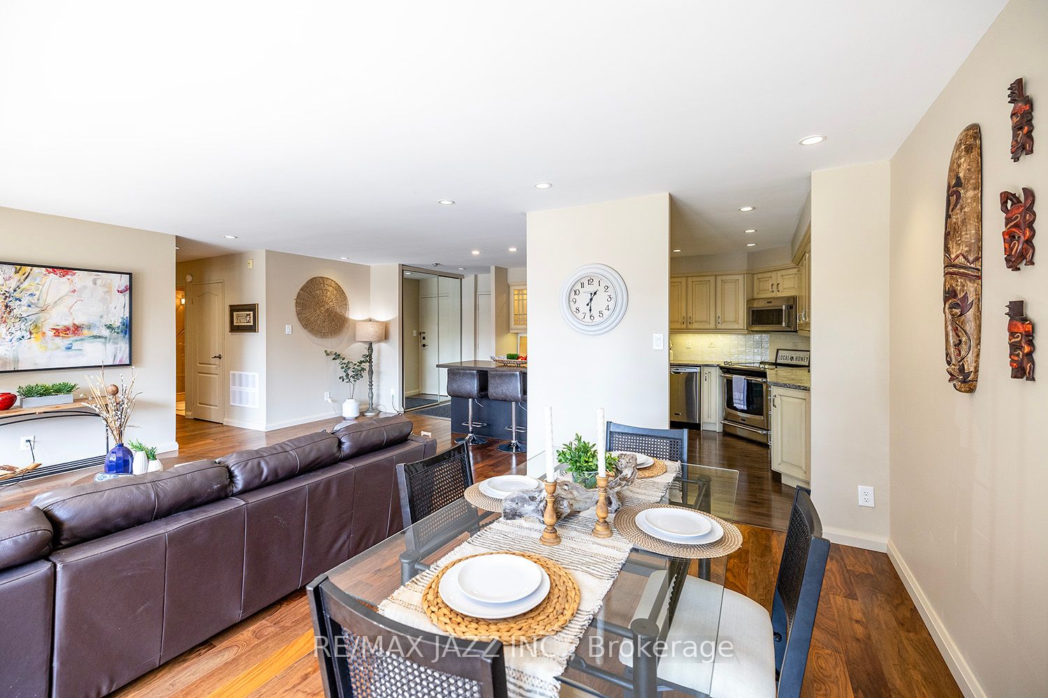 337 Simcoe St N, #201