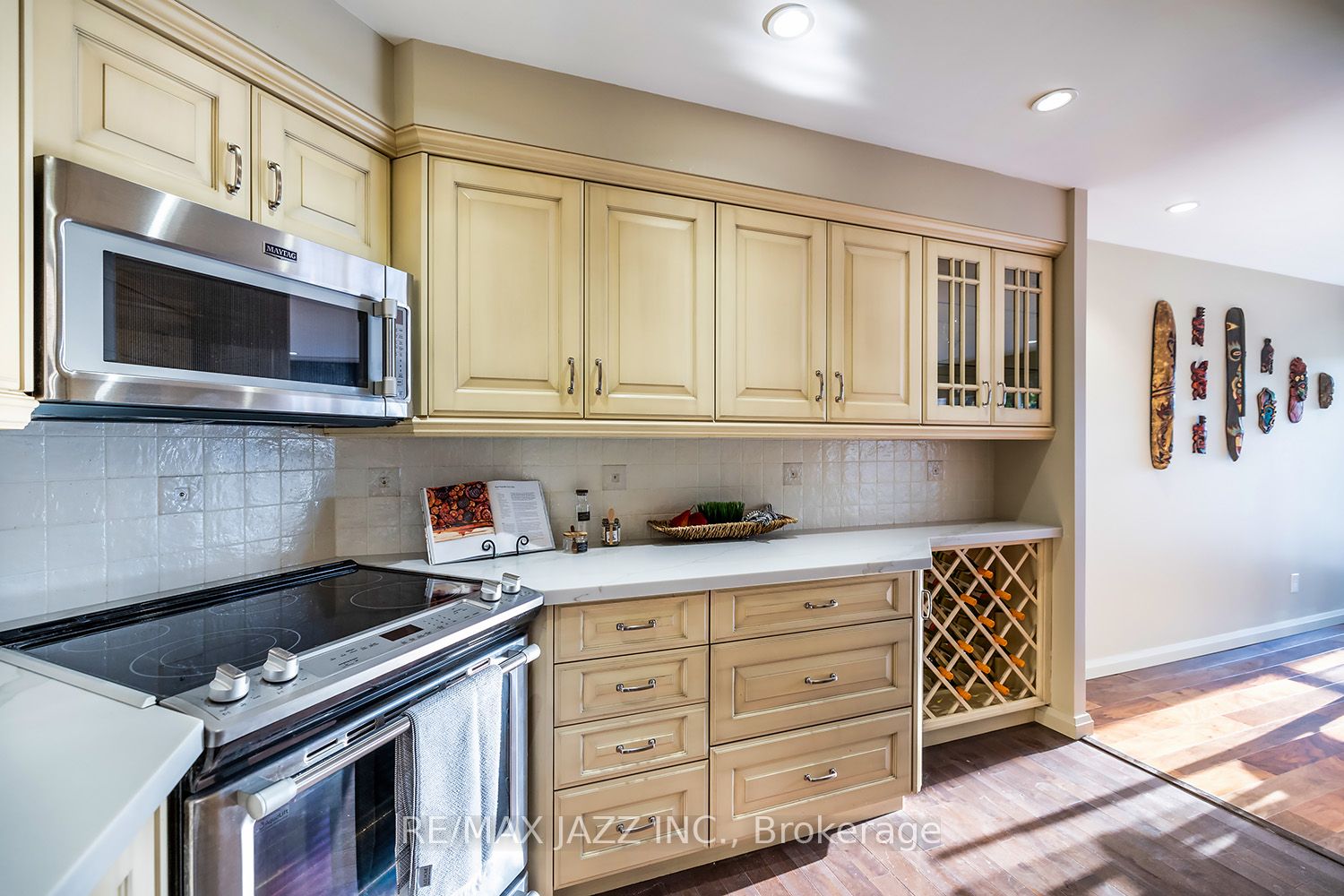 337 Simcoe St N, #201