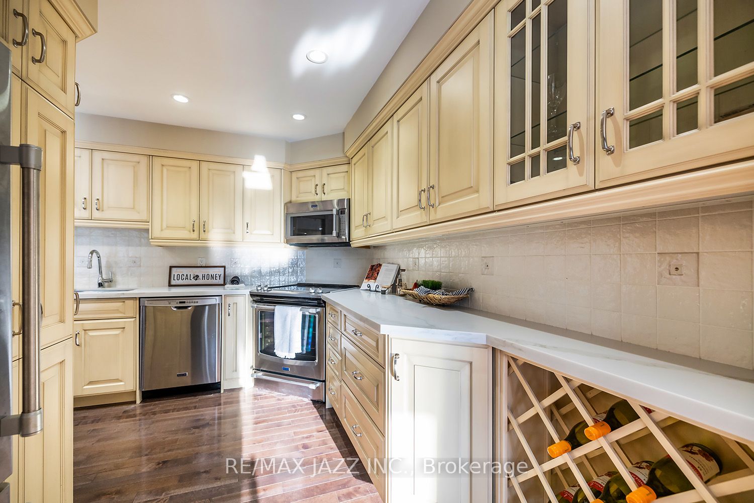 337 Simcoe St N, #201