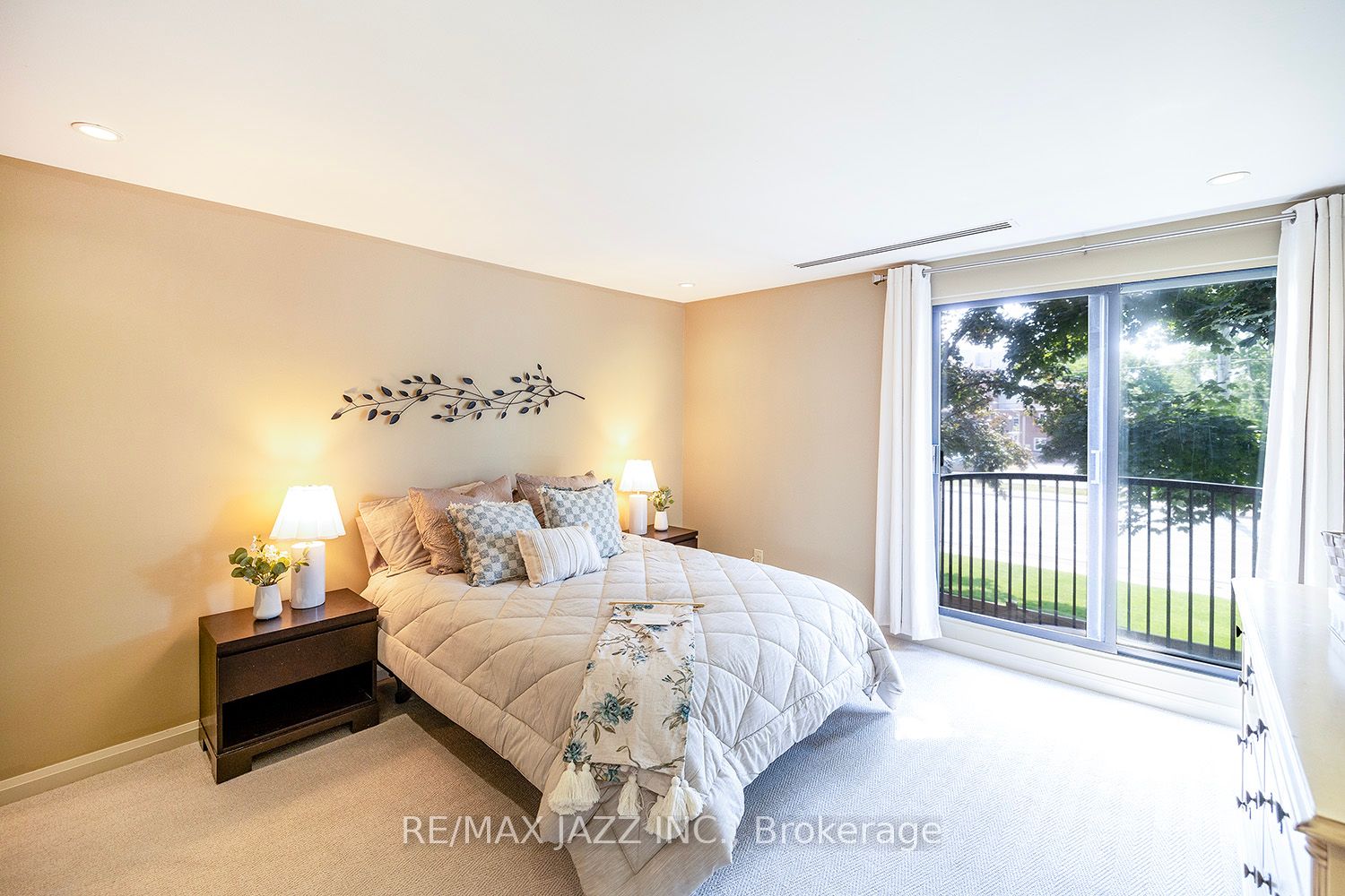 337 Simcoe St N, #201