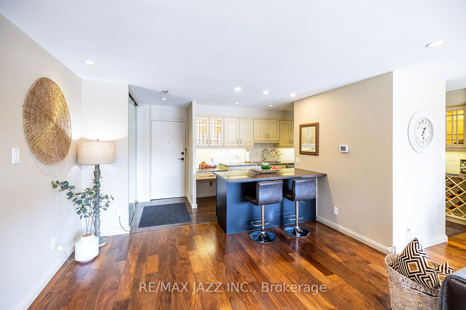 337 Simcoe St N, #201