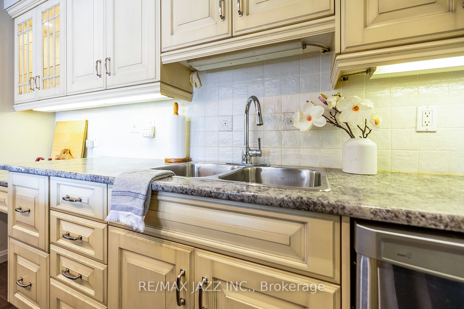 337 Simcoe St N, #201