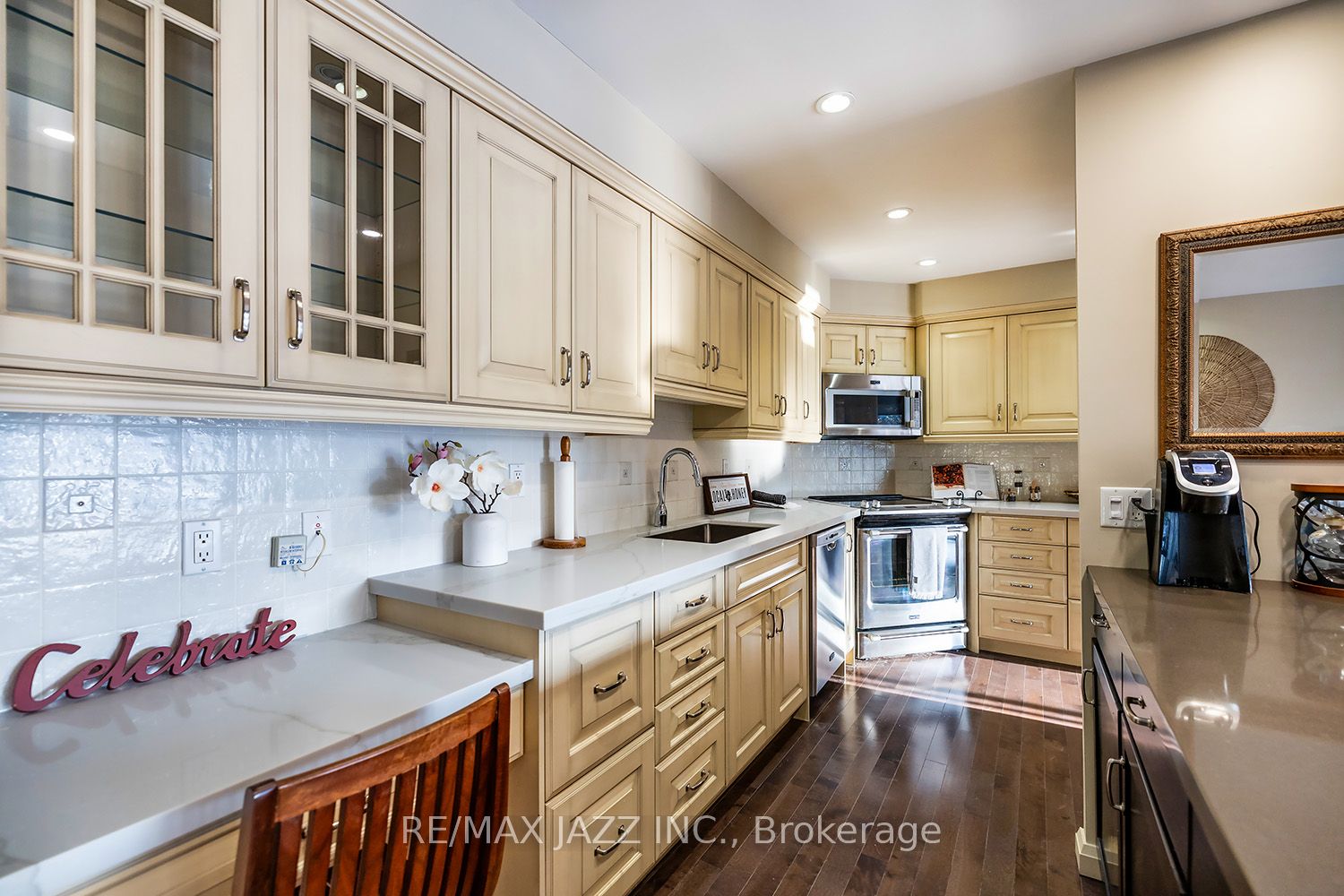 337 Simcoe St N, #201