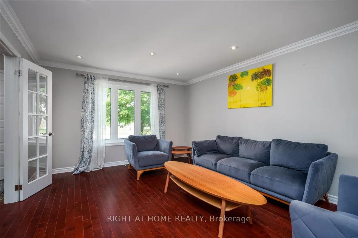 533 Braeburn Cres