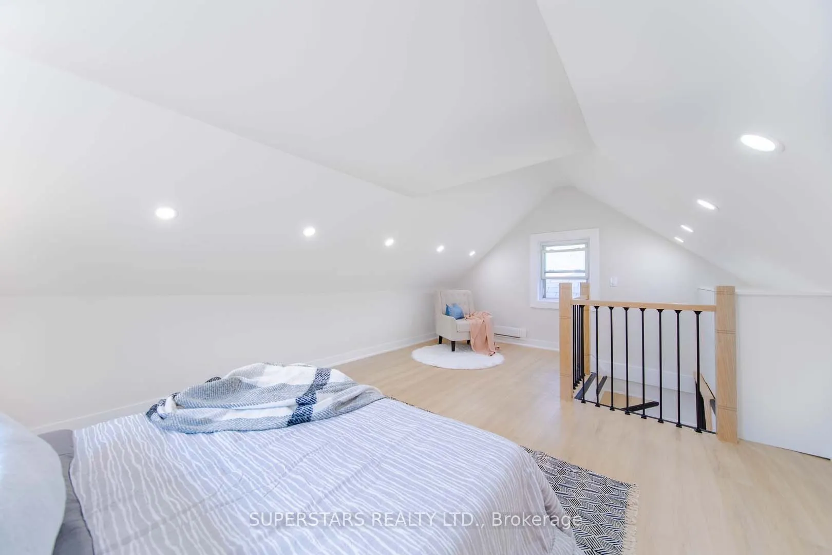 14 Pinegrove Ave