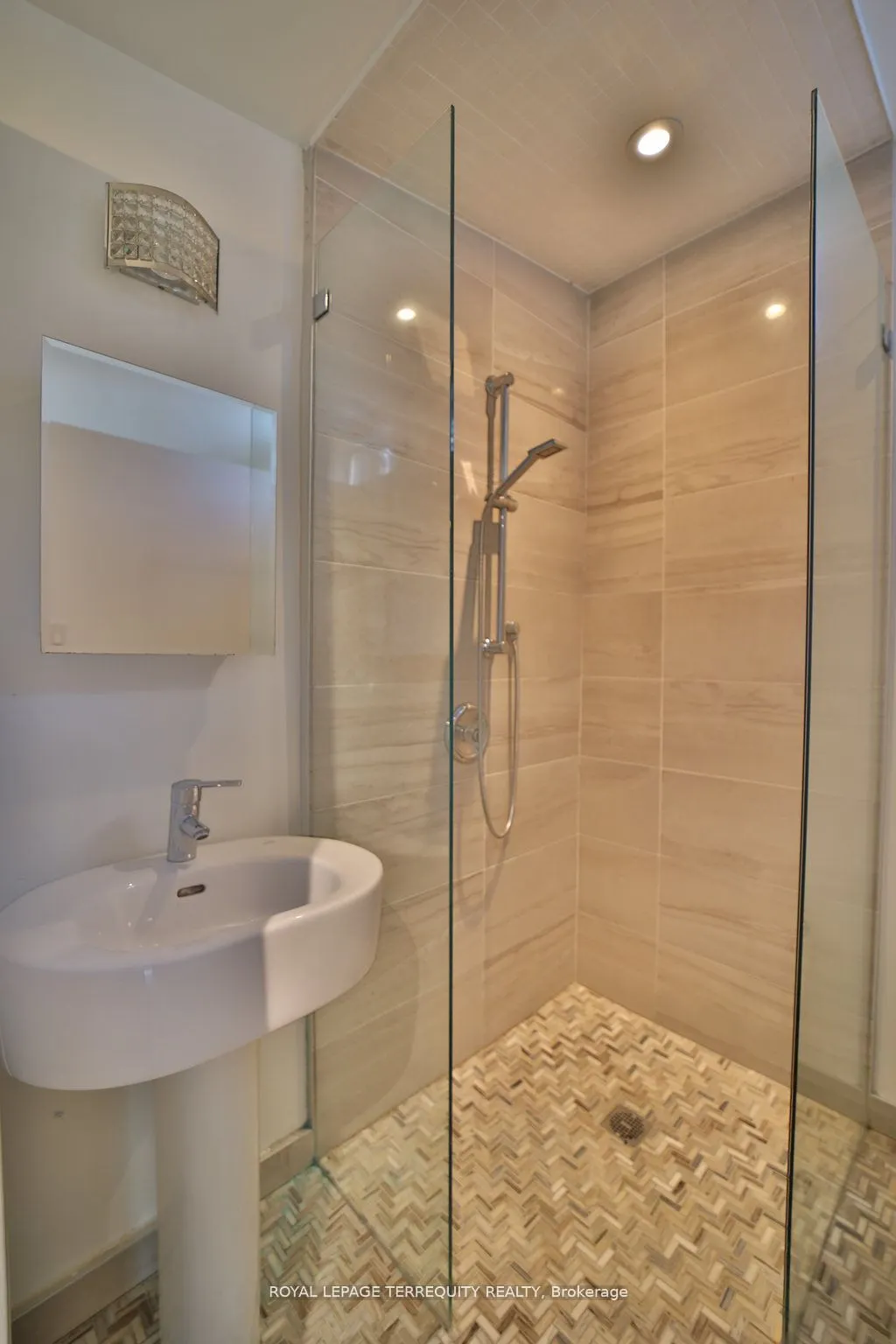 84 Blantyre Ave