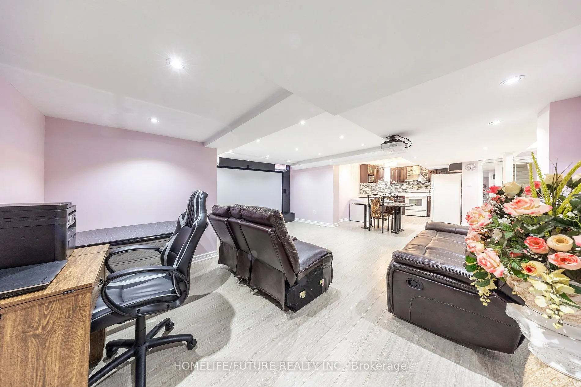 636 Staines Rd
