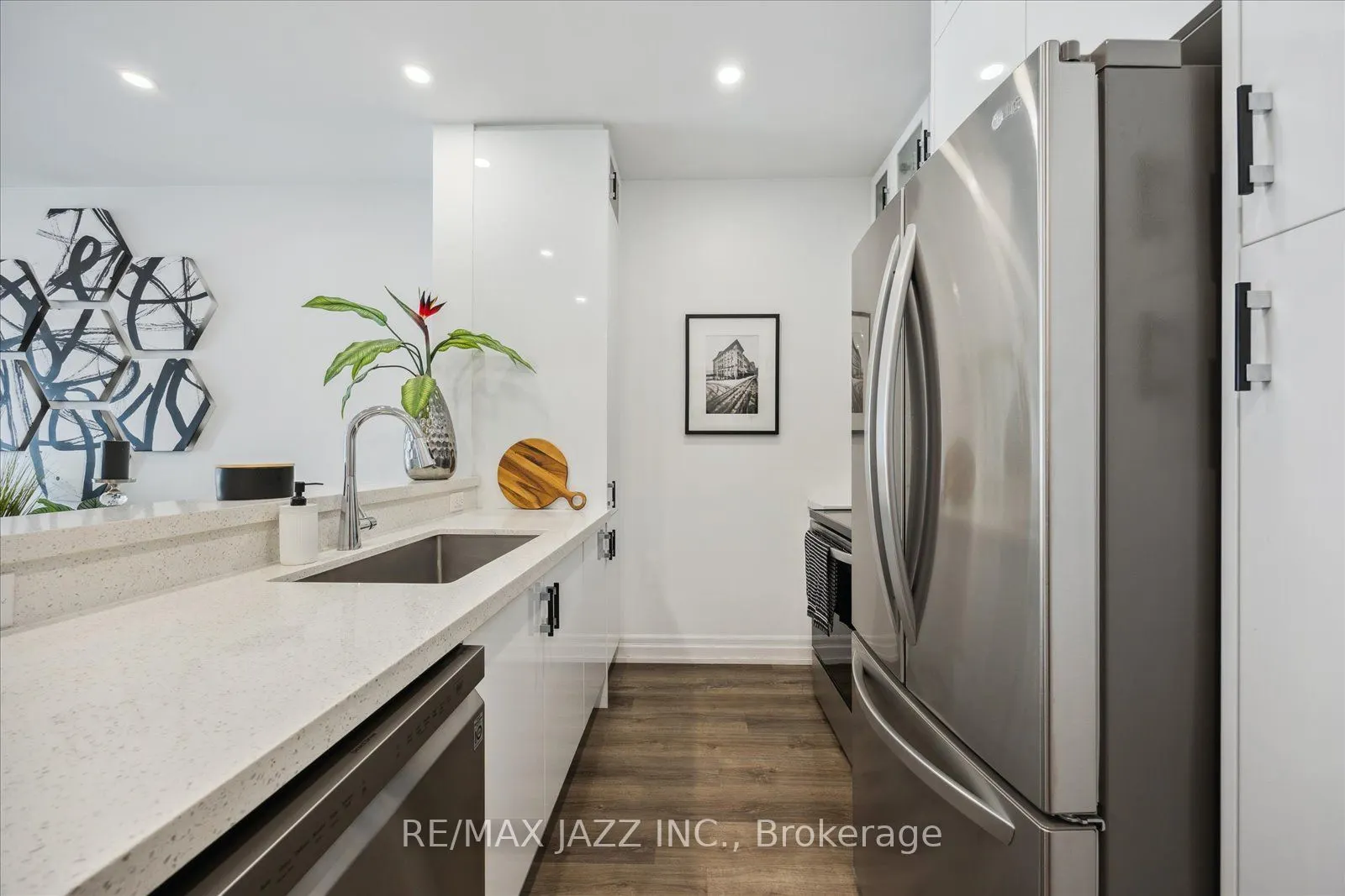 44 Bond St W, #608