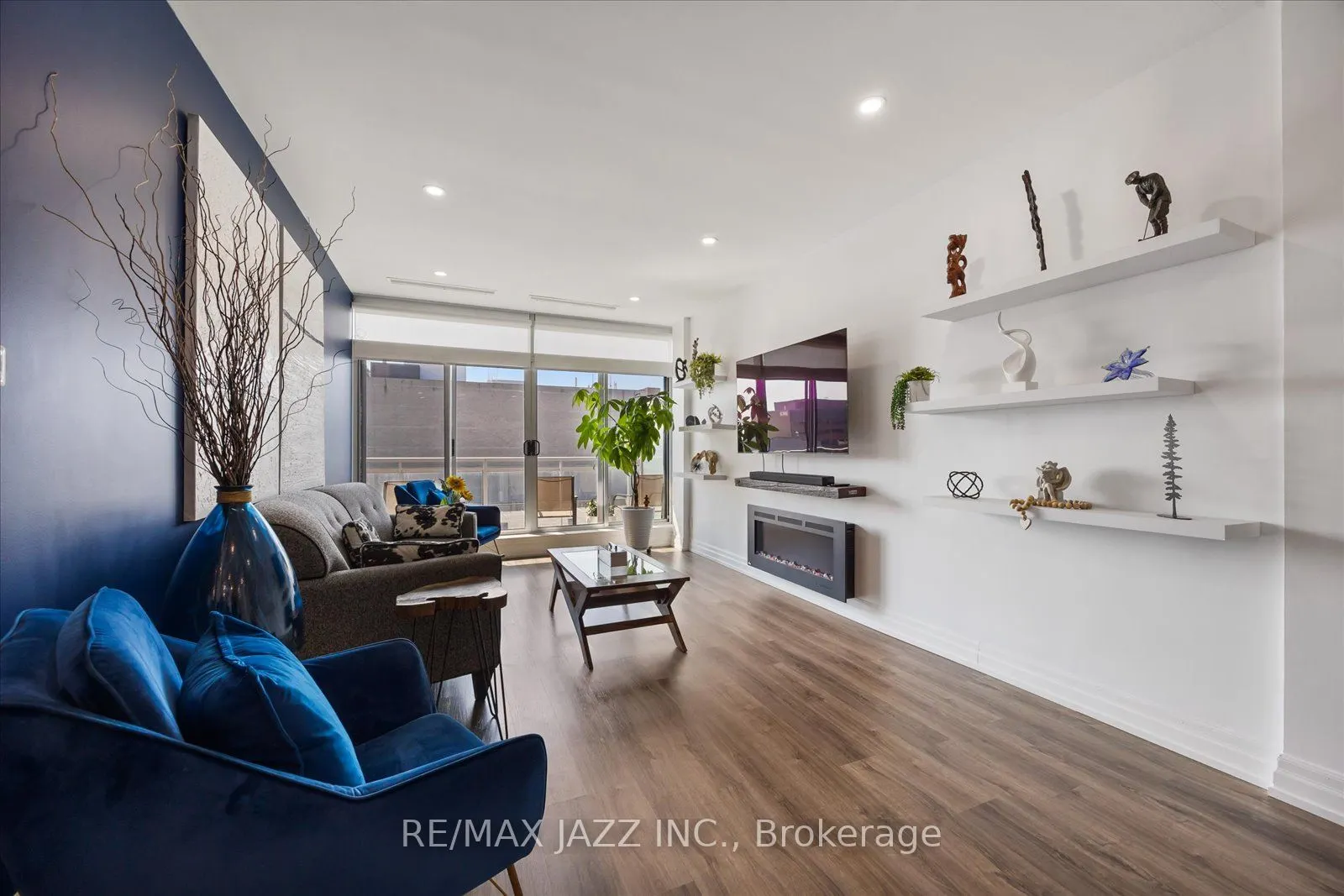 44 Bond St W, #608