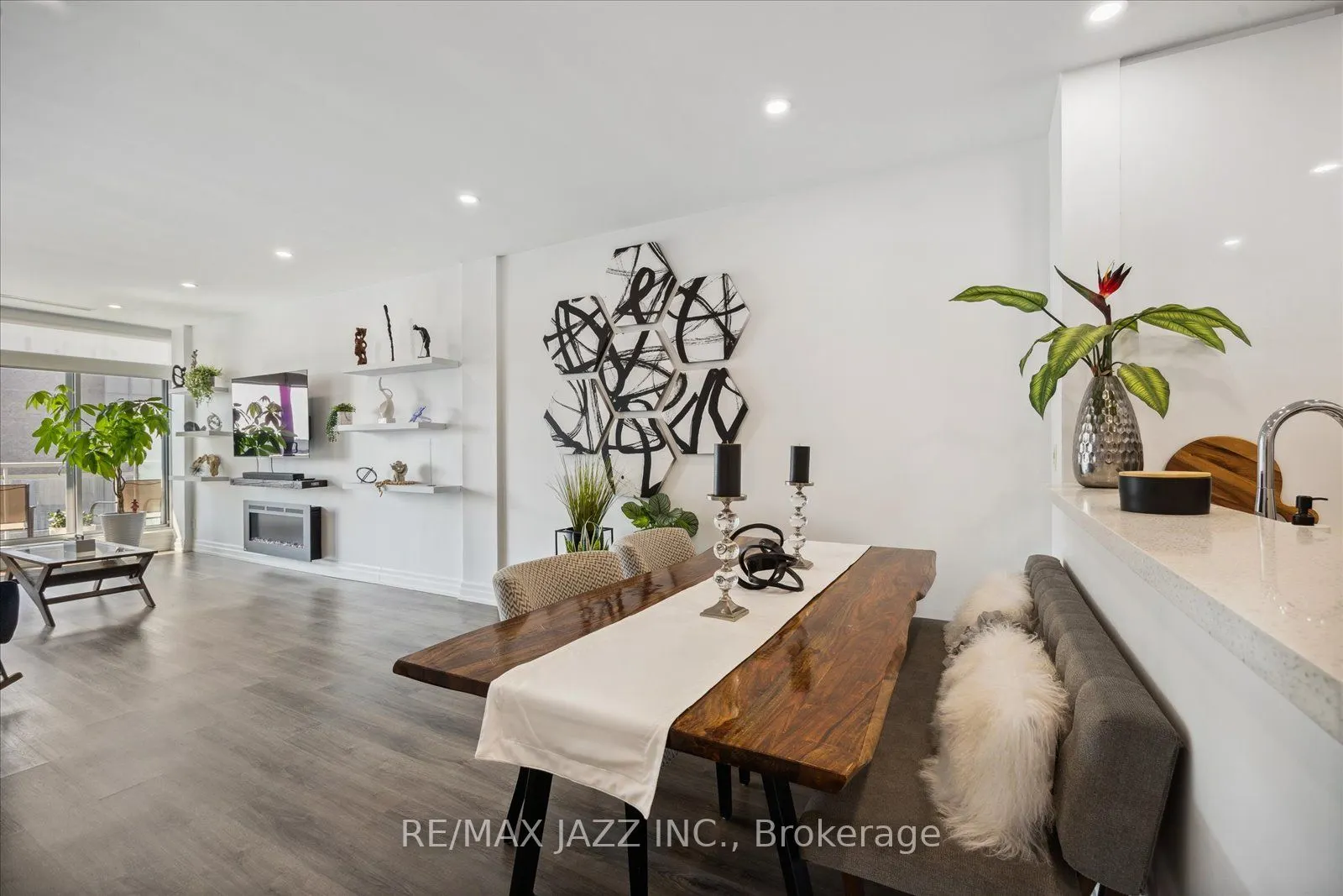 44 Bond St W, #608