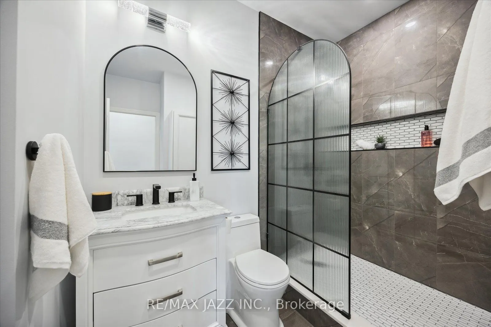 44 Bond St W, #608