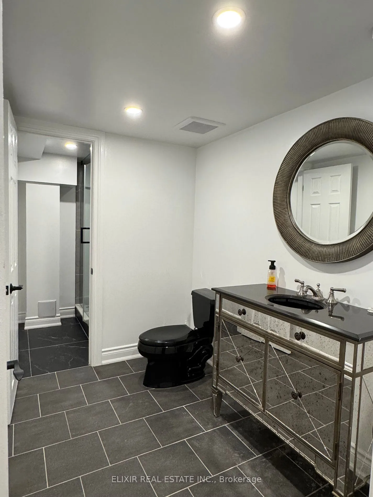 24 Knox Cres