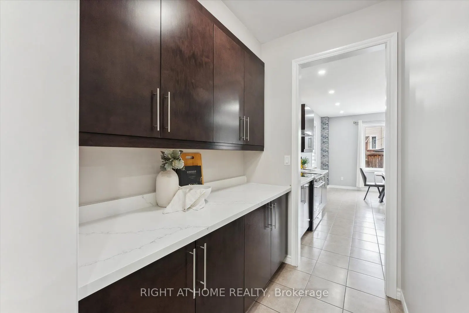 7 Carl Raby St