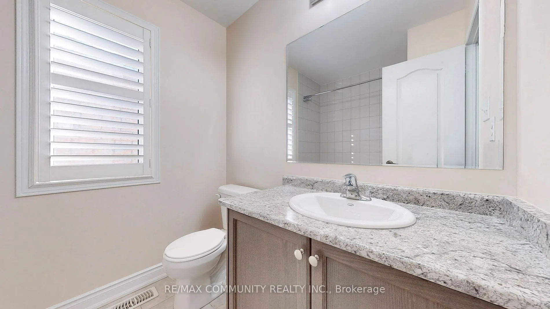 30 Raithby Cres