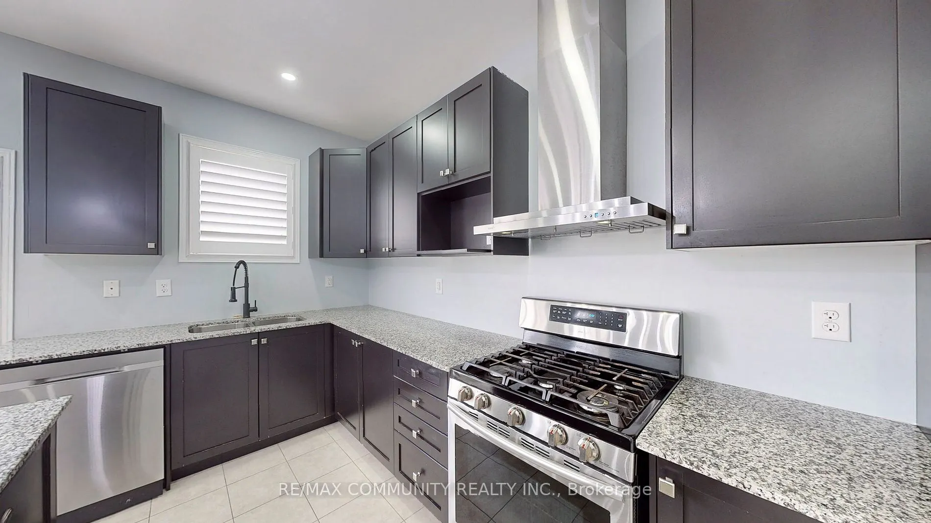 30 Raithby Cres