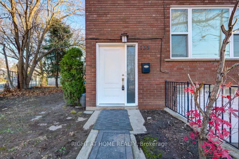 135 Queensbury Ave