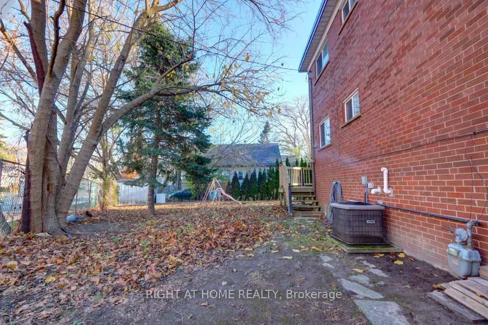 135 Queensbury Ave