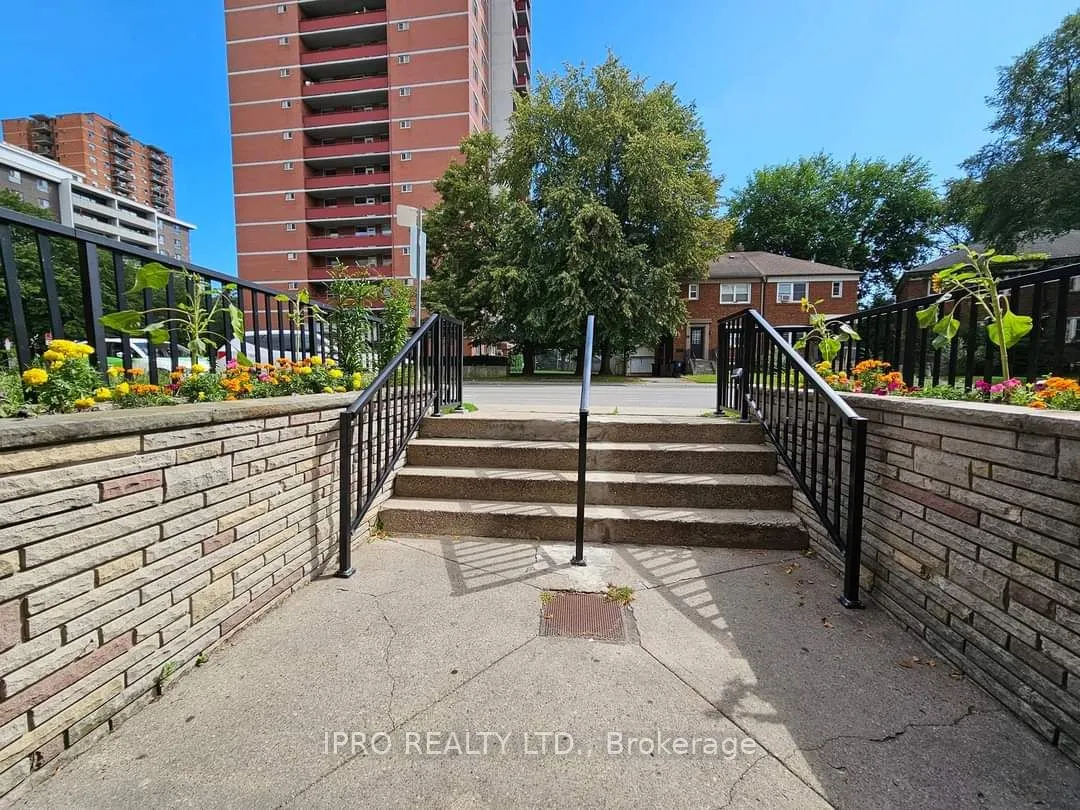20 Cosburn Ave, #302