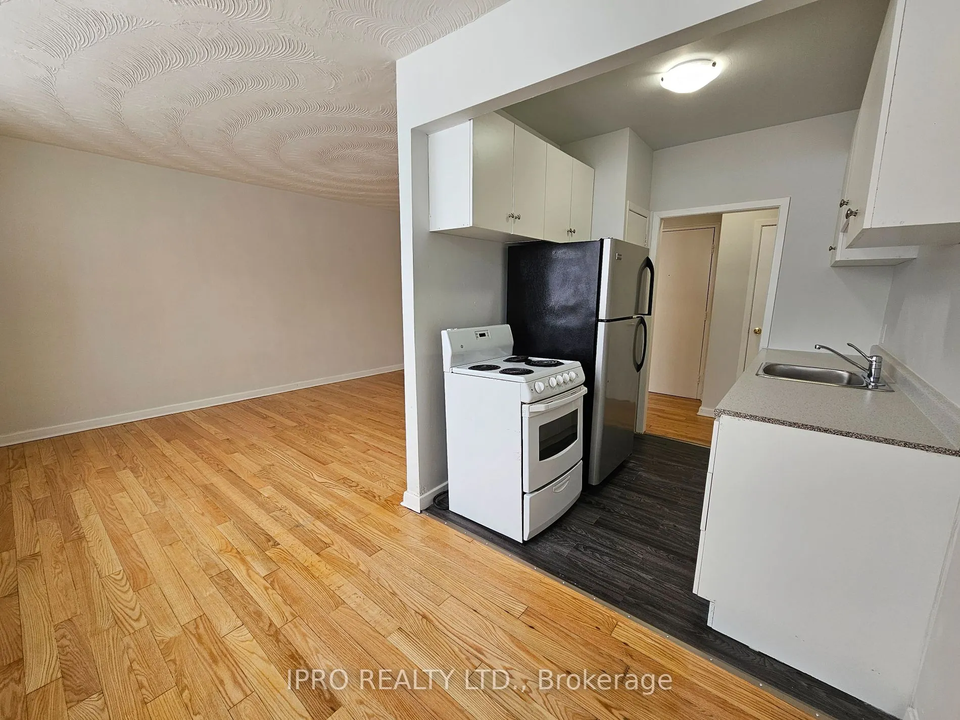 20 Cosburn Ave, #102