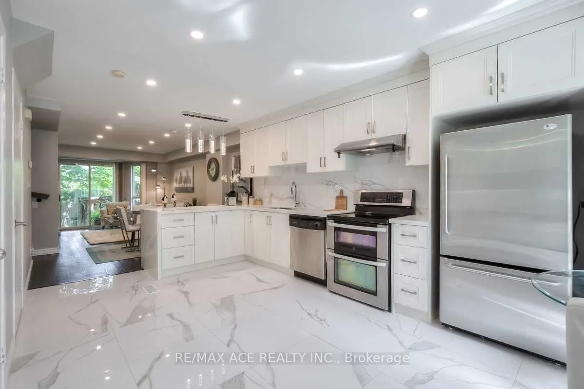 2472 Eglinton Avenue E, #TH10