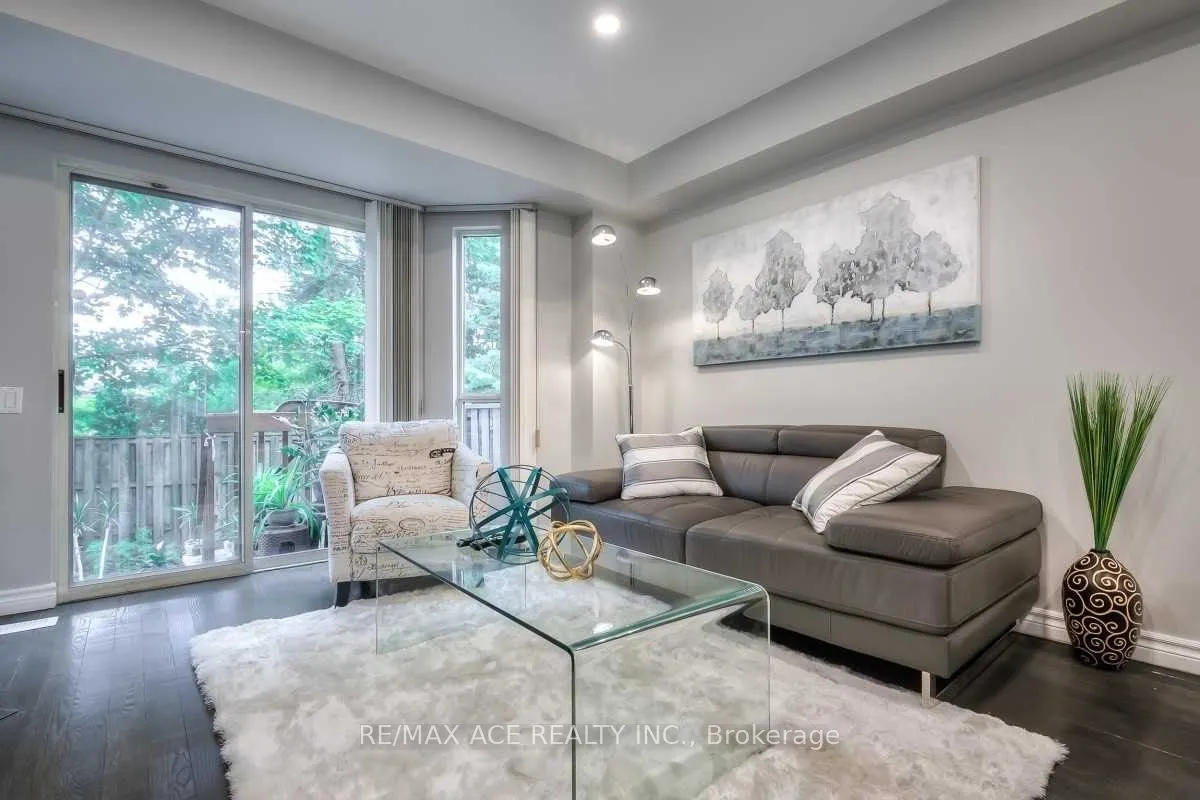 2472 Eglinton Avenue E, #TH10