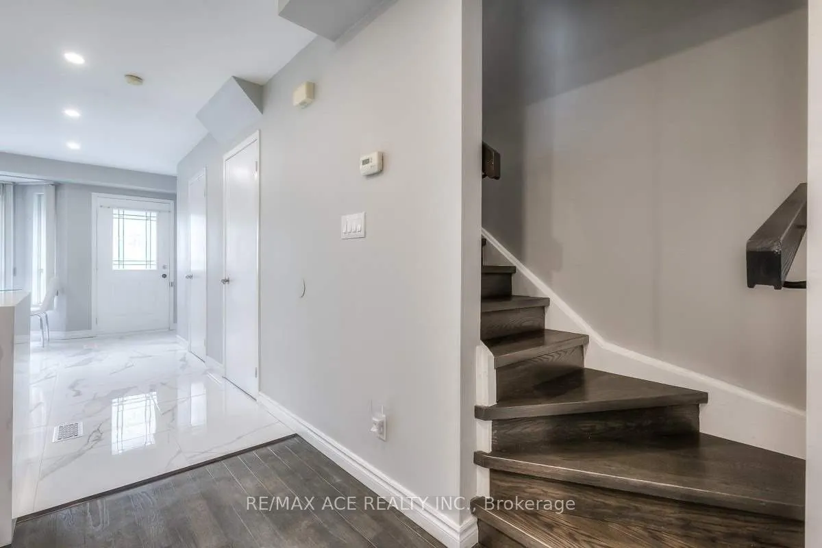 2472 Eglinton Avenue E, #TH10