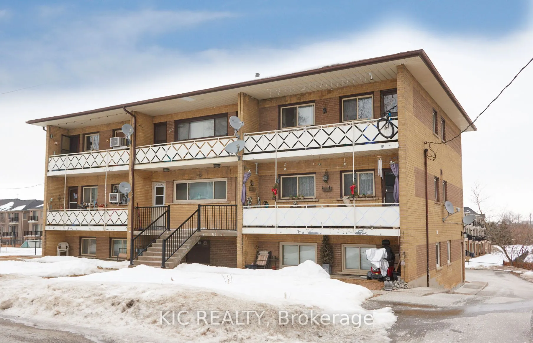 1613 DUFFERIN Street