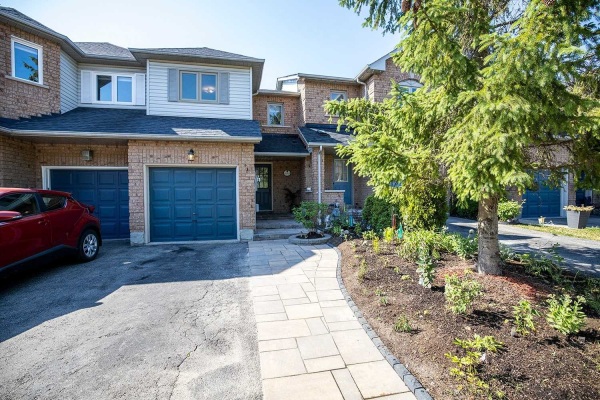 323 Sparrow Circ, Pickering
