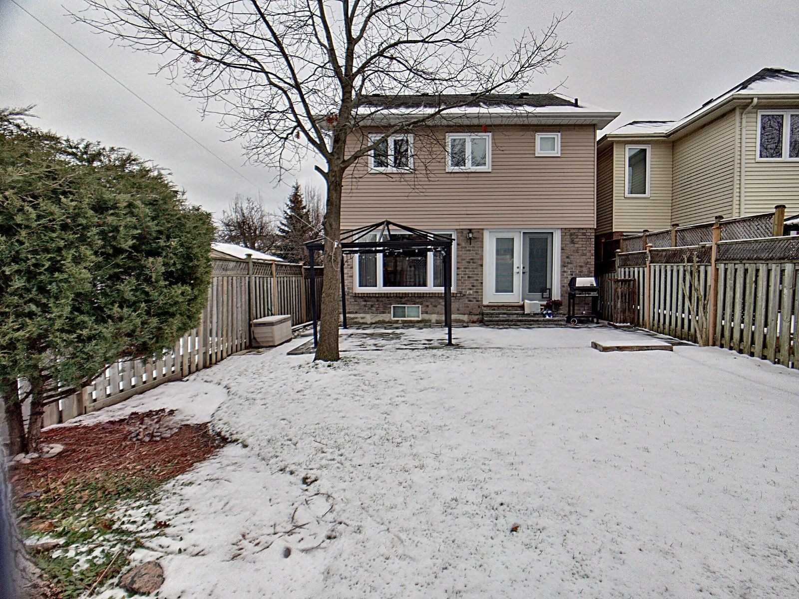 1010 Rowntree Cres
