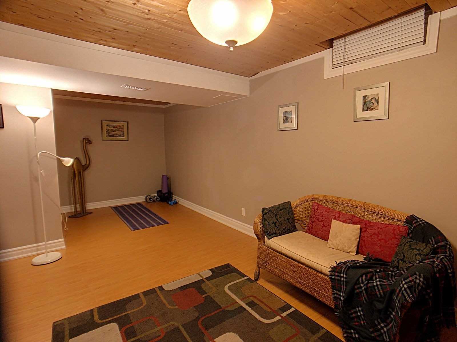 1010 Rowntree Cres