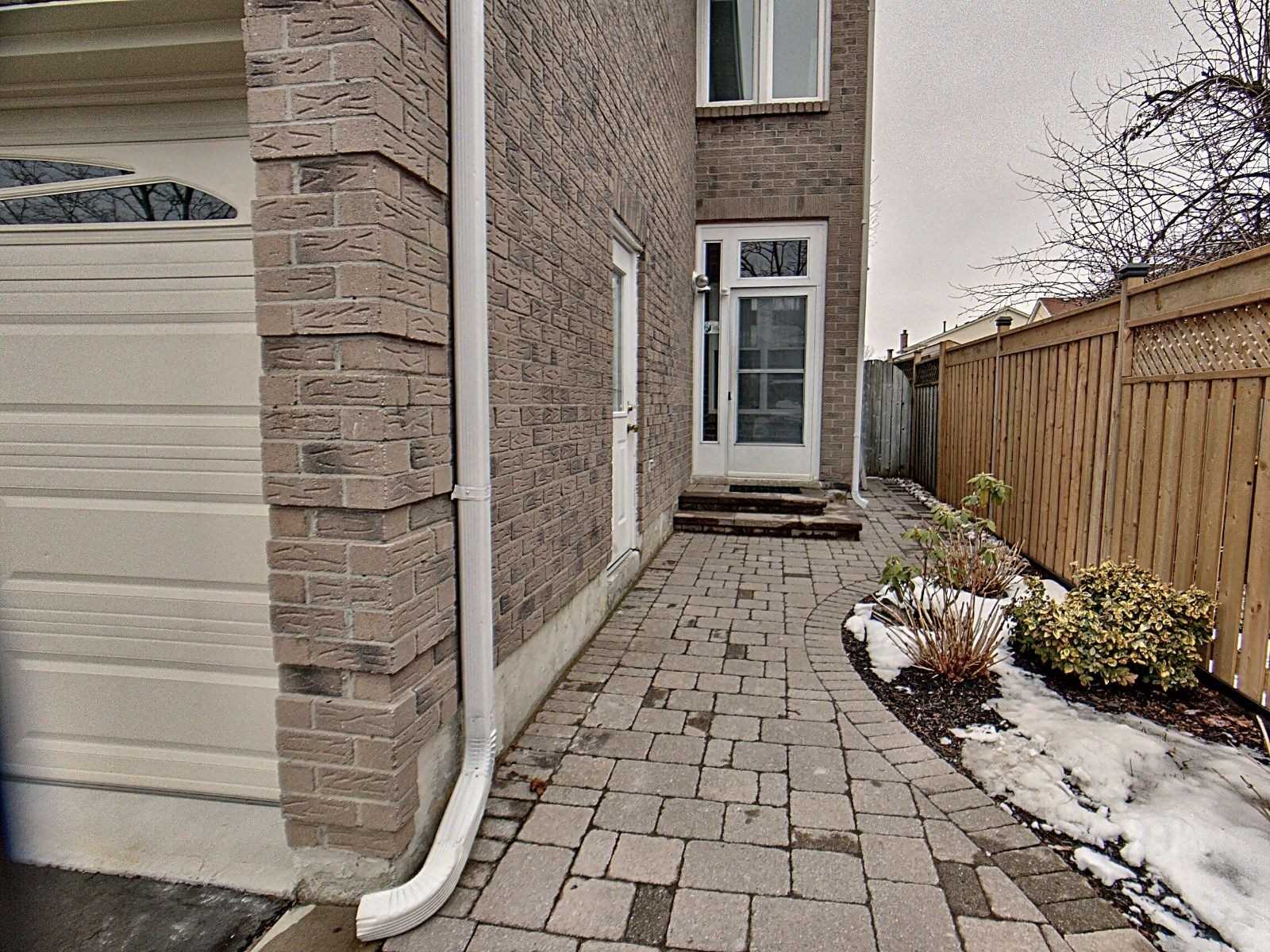 1010 Rowntree Cres