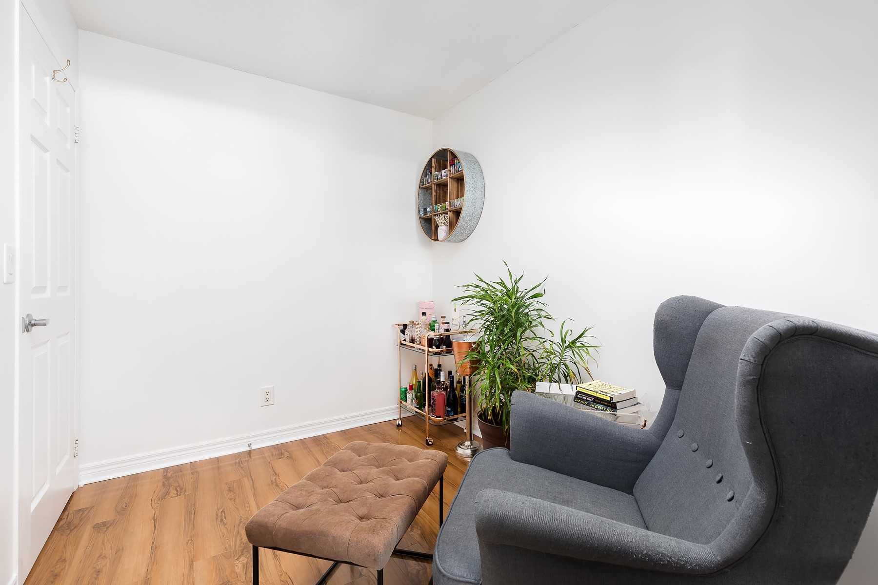 60 Fairfax Cres, #222