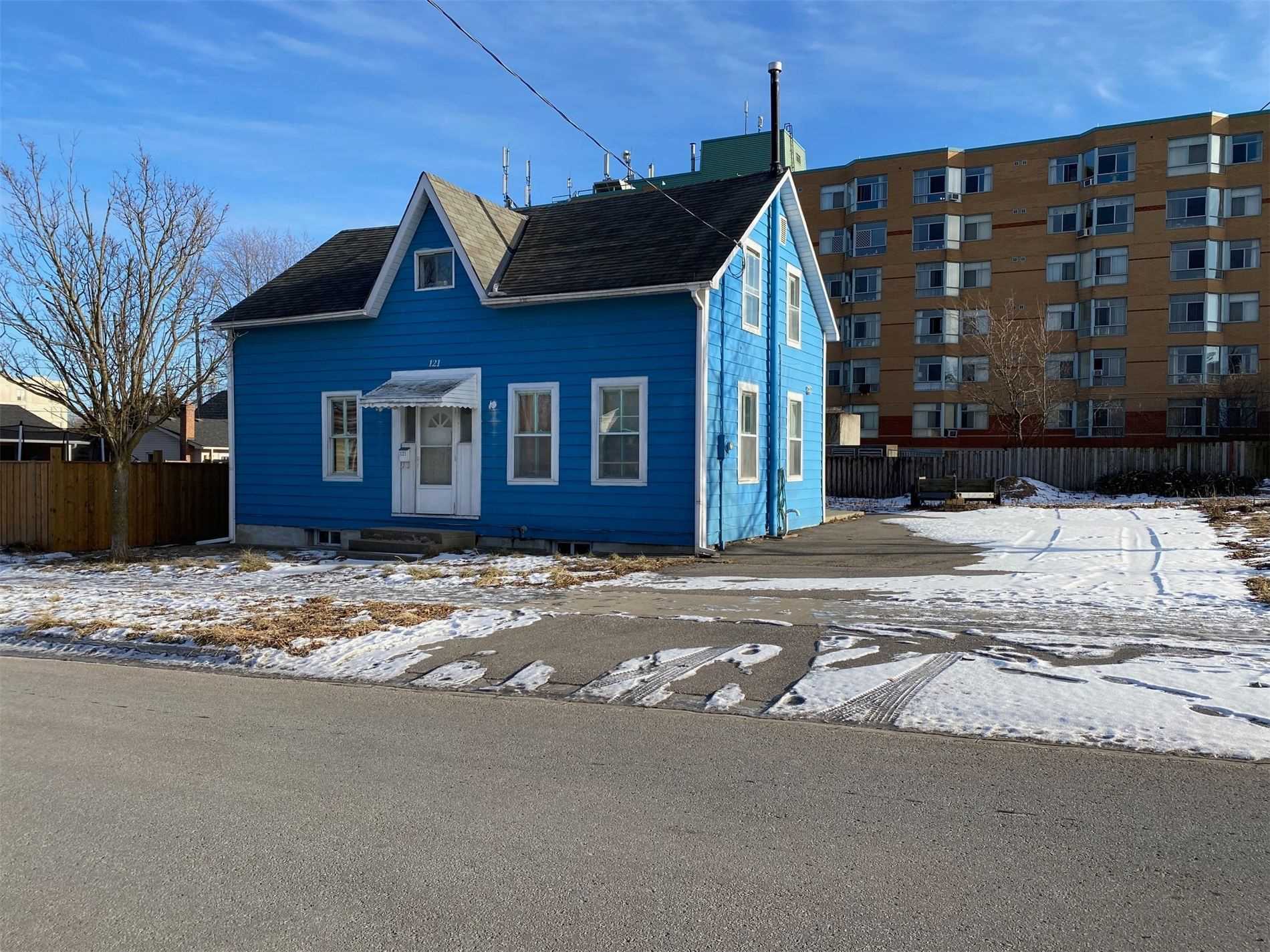121 John St E