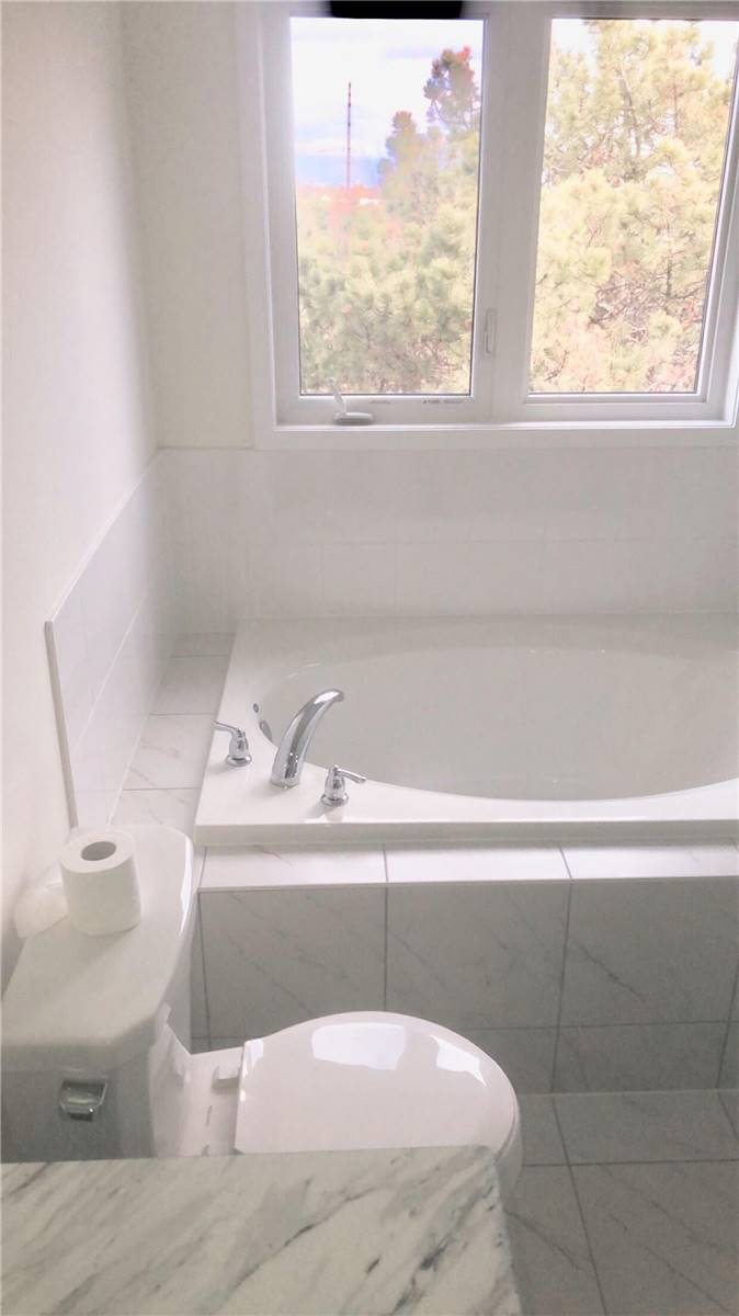 978 Kicking Horse Path