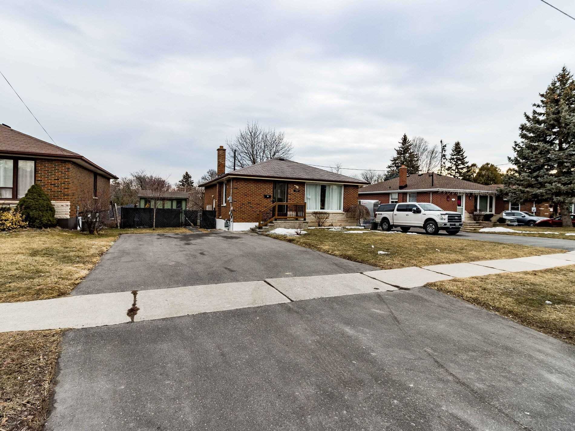 371 Rossland Rd E